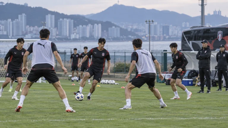 浦项制铁球员在训练场进行战术演练,准备亚冠客场比赛