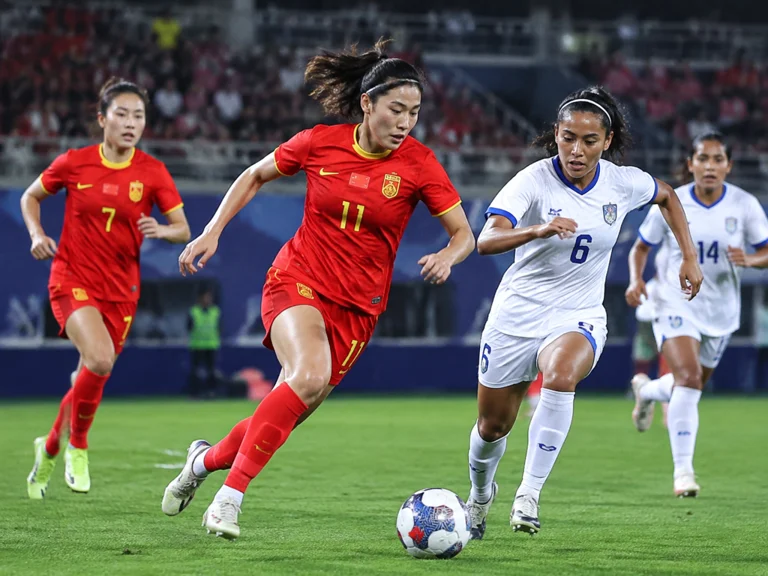 中国女足对阵菲律宾女足比赛画面,球员在绿茵场上展开攻防